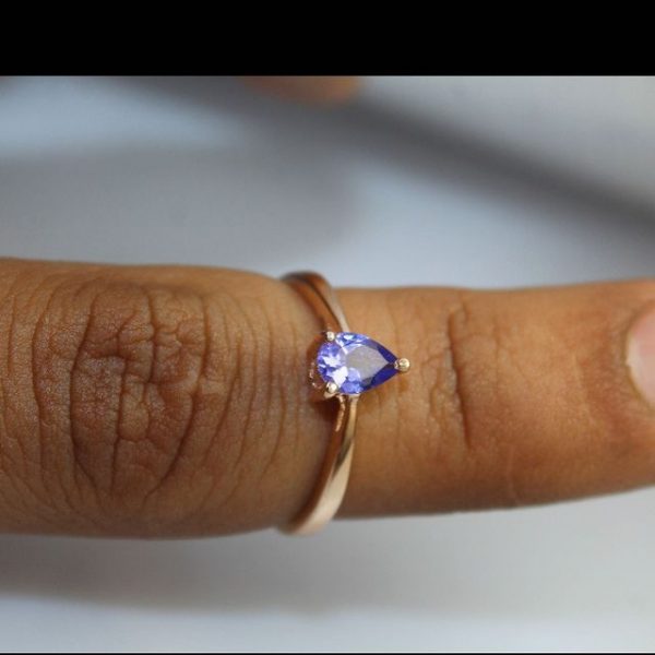 Pear shaped tanzanite on 14 karat gold - Image 2