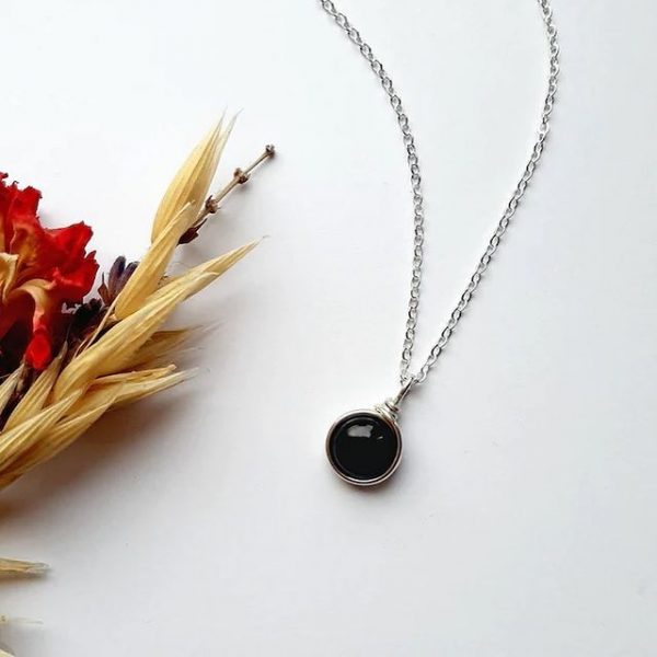 Black onyx pendant on silver - Image 2