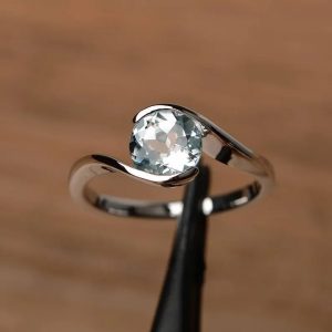 Brilliant cut aquamarine ring on silver