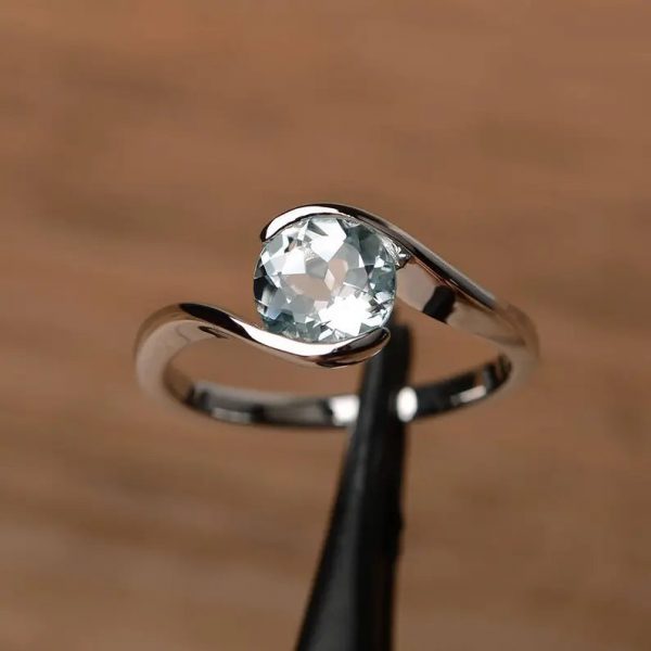 Brilliant cut aquamarine ring on silver