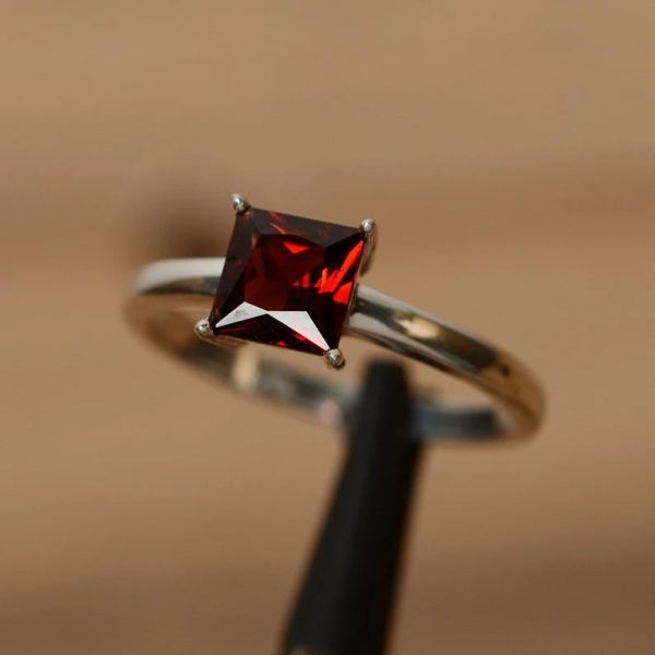Princess cut red garnet on silver - Image 2