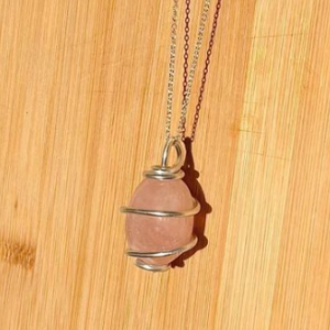 Rose quartz pendant with chain on silver