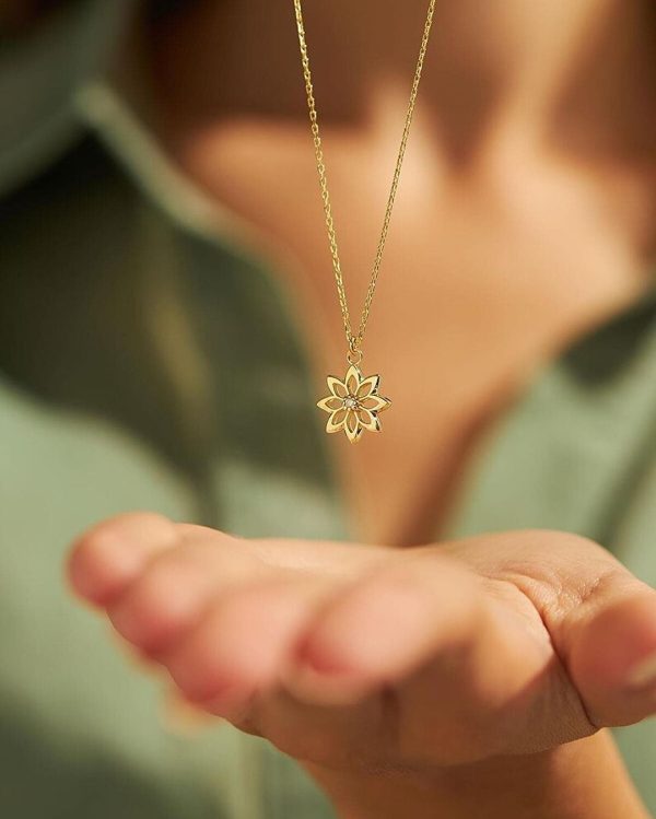 18 karat gold flower 0.02 Carat Real Diamond Necklace - Image 2