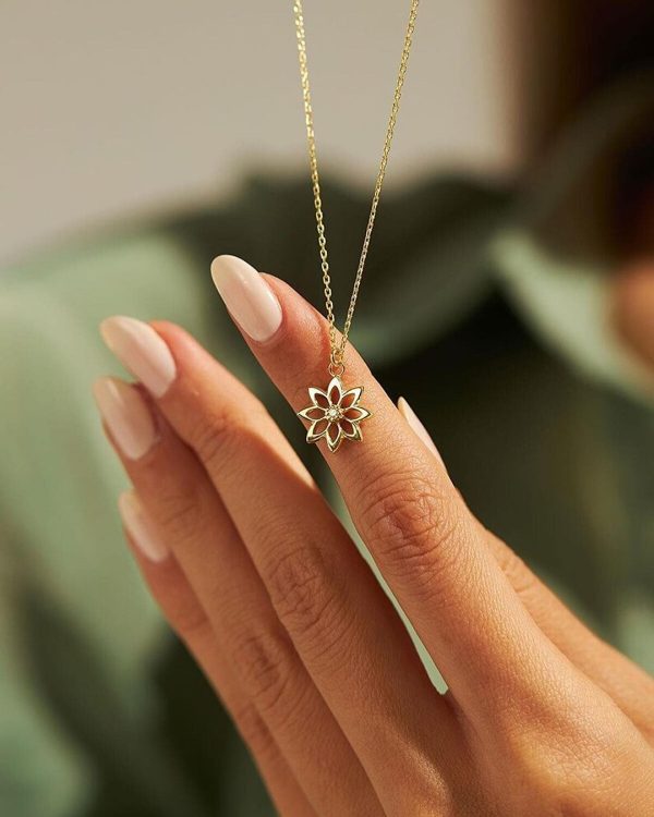 18 karat gold flower 0.02 Carat Real Diamond Necklace