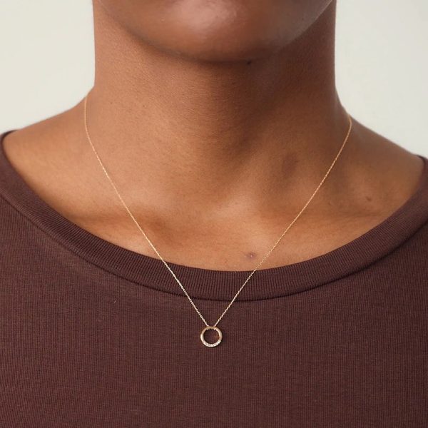 Circular hallo pendant with cubic zirconia set on 18 karat gold chain - Image 2