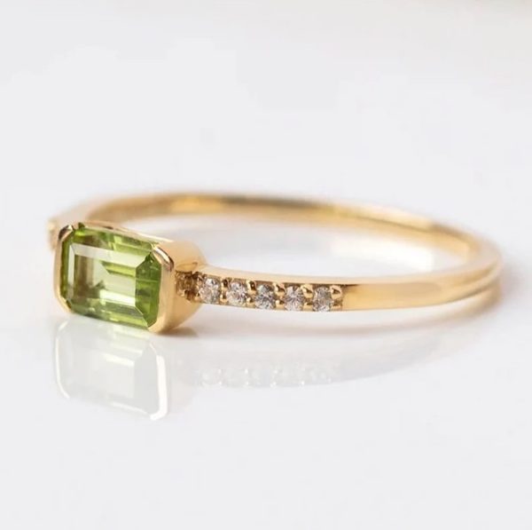 Peridot engagement ring on 18 karat gold - Image 2